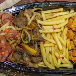 Batata frita, calabresa, vinagrete, farofa, carne de sol com mandioca, isca de frango, e molho tártaro.