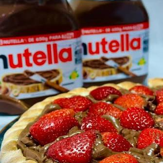 Nutella com Morango A melhor experiência do seu dia! Para quem ama a combinação perfeita de chocolate e fruta fresca. Nossa massa artesanal leve e crocante é coberta com uma camada generosa do legítimo creme de avelã Nutella® e morangos frescos e selecionados. Qualidade premium e recheio na medida com o preço justo que você merece.
