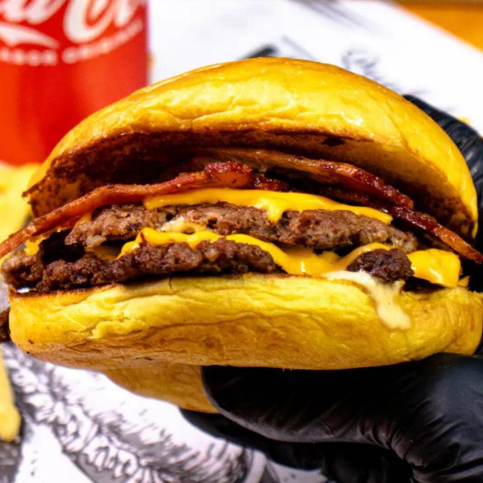 Pão brioche, 2 carnes smash 80g, cheddar em fatia, bacon crocante e maionese defumada. Mais carne, mais sabor e mais presença. O burguer é feito no ato do pedido, chegando quentinho e saboroso!