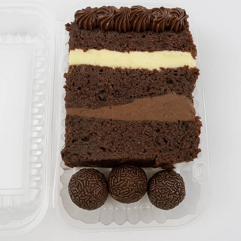 Uma massa de chocolate  suoer fofinha e molhada  com um maravilhoso  brigadeiro  de ninho e de chocolate  50 porcento cacau