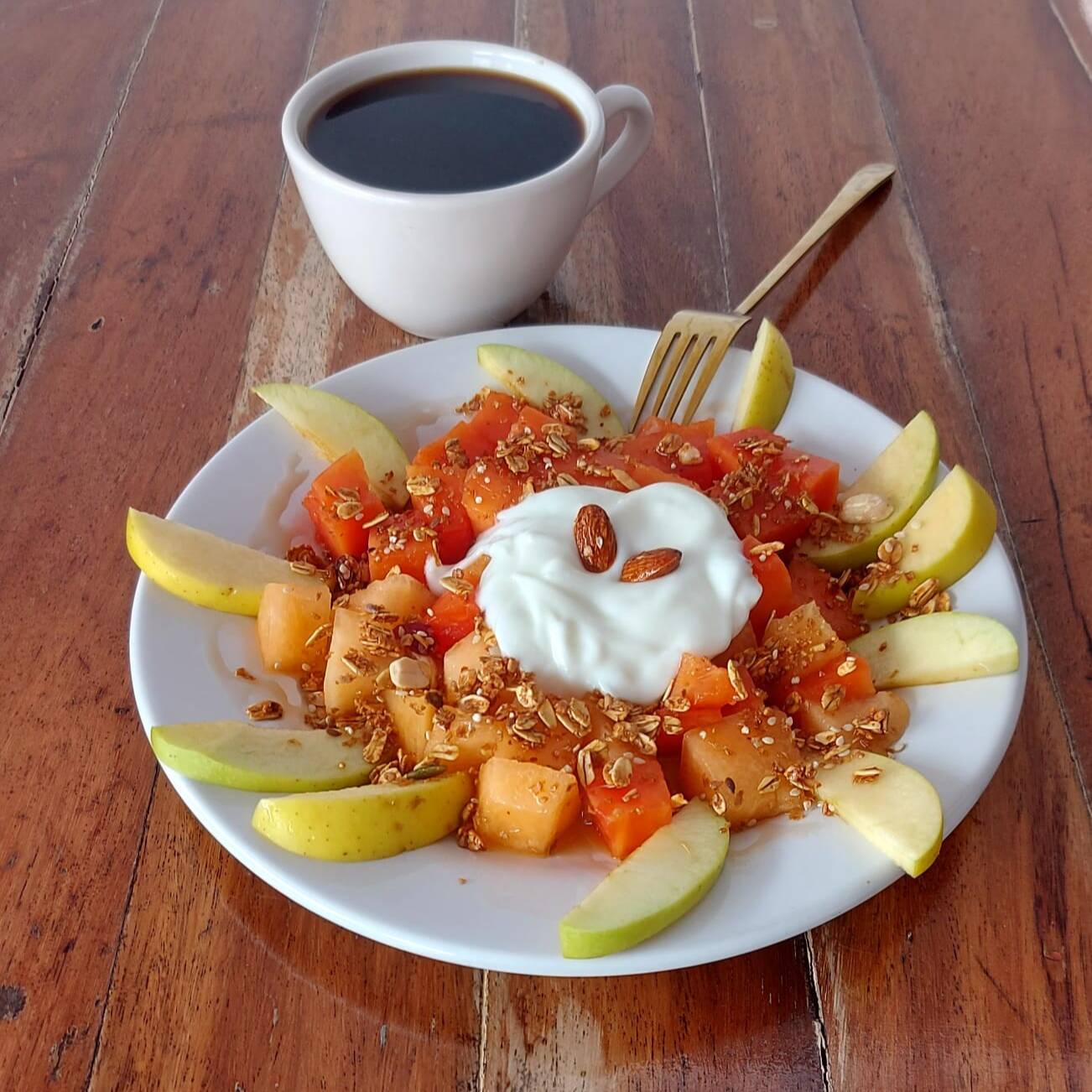 Cóctel de Frutas, Café Americano o jugo verde