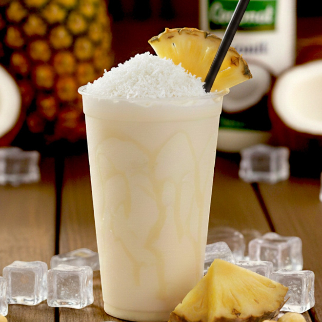 Drink alcoólico cremoso preparado na hora com abacaxi fresco, leite de coco Sococo, leite condensado integral de marca reconhecida e base padrão com Rum Montilla Carta Branca, garantindo sabor tropical marcante, encorpado e equilibrado, com cremosidade na medida certa. Servido na garrafinha de 300ml lacrada, acompanhando canudo, com opção de escolher tamanho maior no pedido: copo 400ml ou copão 770ml, todos vedados com selo de alumínio antivazamento e acomodados em suporte próprio para transporte seguro. Vai bem gelado, pronto para consumo. Ideal para quem aprecia drinks tropicais intensos, feitos com ingredientes de qualidade e preparo artesanal, entregando uma experiência diferenciada do primeiro ao último gole.