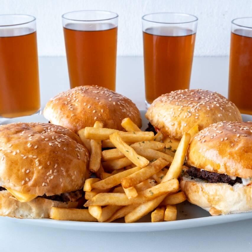 Combo 3: 4 cheeseburguer, 1 papa grande, 4 te frio