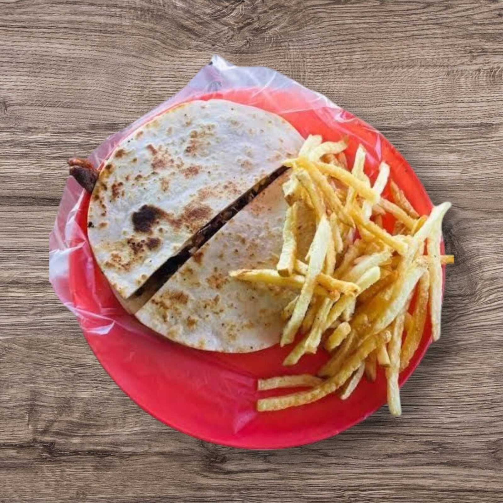 GRINGA DE BISTEC CON PAPAS