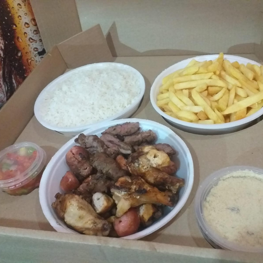Refeição com Arroz, vinagrete,farofa e fritas, acompanhado de 6 espetos de churrasco mistos (Carne,Frango,Linguiça e Drumet ou Tulipa)