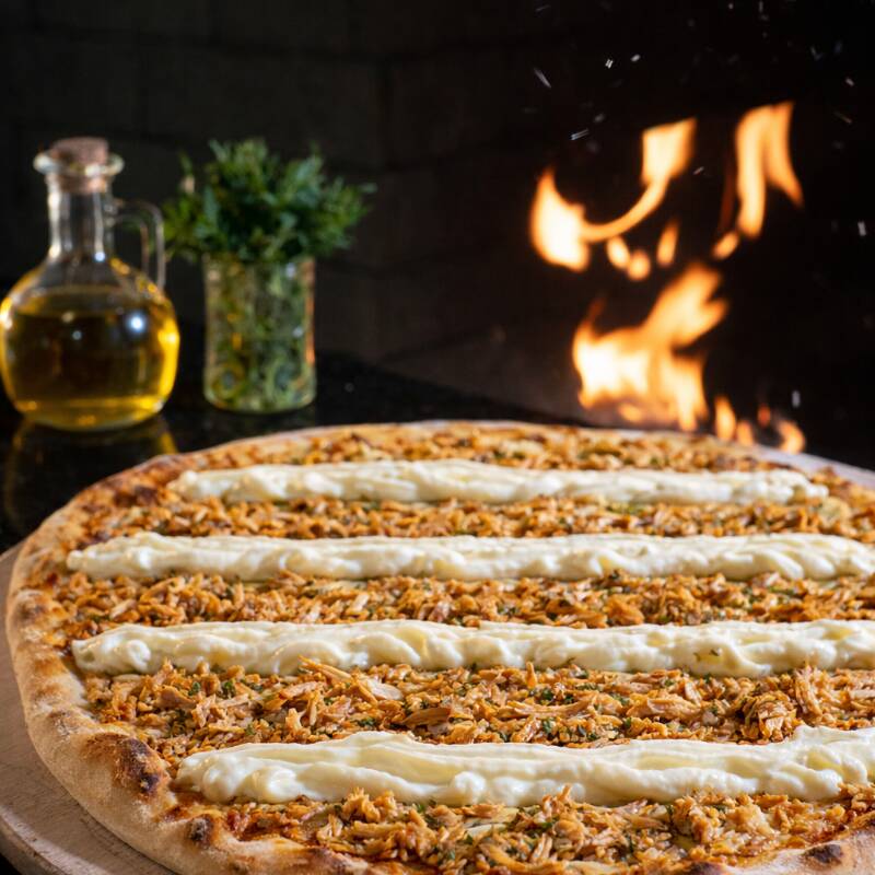 Massa fina de longa fermentação, mozzarella, molho da casa, frango desfiado , cream cheese , orégano e azeitona