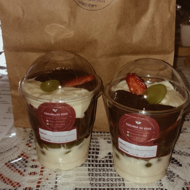 Copo com deliciosos cremes e com frutas fresquinhas no tamanho de 250ml