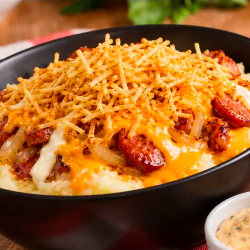 Nossa batata em formato de purê, com calabresa acebolada, cheddar cremoso e requeijão de alta qualidade. Finalizada com batata palha crocante e acompanhada da nossa maionese temperada.