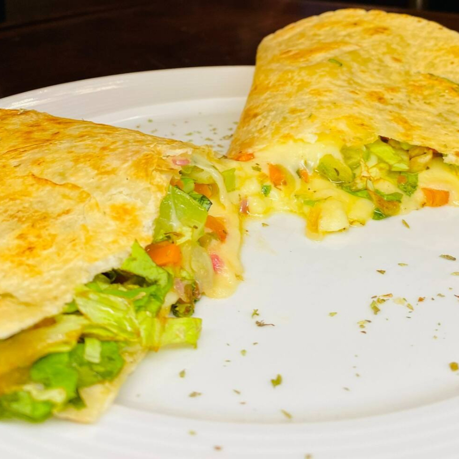 Fatijas vegetarianas, queijo derretido, alface, azeitonas pretas e tomate fresco