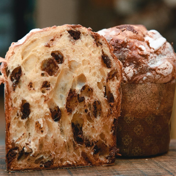 Panetone de chocolate de Fermentação natural com amêndoas, casca de laranja, gotas de chocolate ao leite e meio amargo