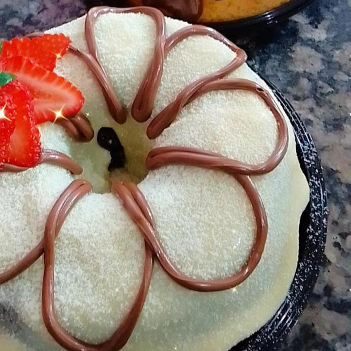 Massa de chocolate fofinha e úmida, cobertura cremosa de brigadeiro de ninho, fios de Nutella e leite em pó. (Rende aproximadamente 8\10 fatias)