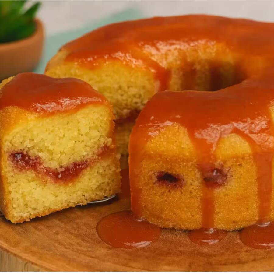 Fubá Fofinho Com Goiabada Derretendo Em Cada Fatia, Massa Macia e Sabor Caseiro Que Lembra Café Da Tarde Na Casa Da Vó. Doce Na Medida Certa e Irresistível. Peça Agora e Sinta O Verdadeiro Gostinho De Interior!