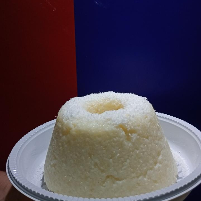 Bolo de tapioca macio e úmido, preparado com ingredientes selecionados, trazendo aquele sabor caseiro irresistível. Acompanha calda de Leite Condensado (50g), perfeita para deixar cada fatia ainda mais saborosa.