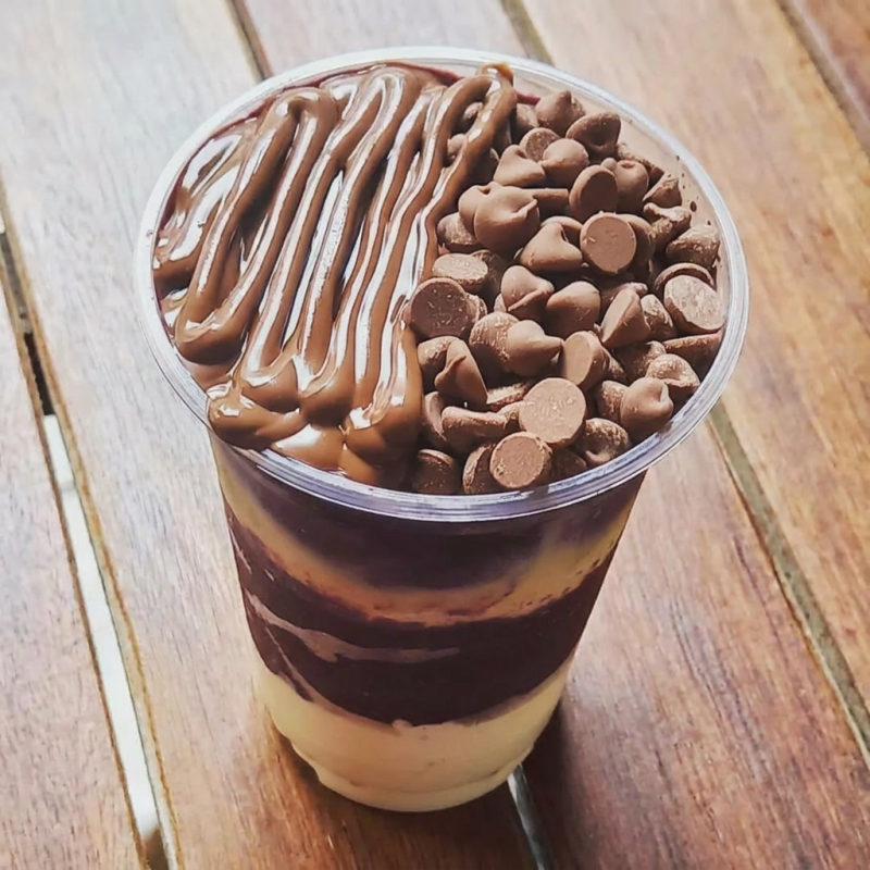 Açaí, leite condensado, leite em pó, chantininho, banana, gotas de chocolate.