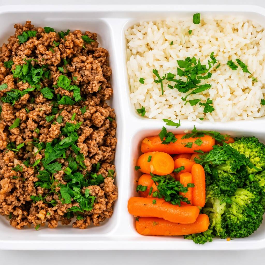 Delicioso patinho moído 120g, 80 g de arroz, 70 g de feijão e 120 g de legumes. Uma refeição equilibrada, rica em proteína e com acompanhamentos leves para o Dia a Dia. ≈ 400 kcal | ≈ 35 g de proteína.