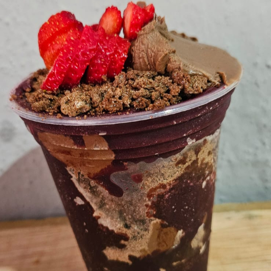 500 ml com: açaí cremoso, ovomaltine, morango e creme de avelã