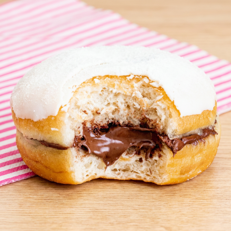 Donuts Ninho com Nutella com cobertura de chocolate branco com Ninho e recheio cremoso de Nutella Original. Combinação irresistível de sabores intensos. Não resista peça agora!