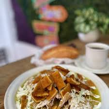 Chilaquiles con milanesa de pollo