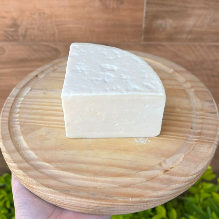 Venda por unidade de aproximadamente 300g.
R$ 64.87/kg.
Delicioso queijo artesanal da Serra da Canastra, com sabor suave e marcante e textura macia. Perfeito para acompanhar aquele cafezinho, pães, doces ou para saborear puro.