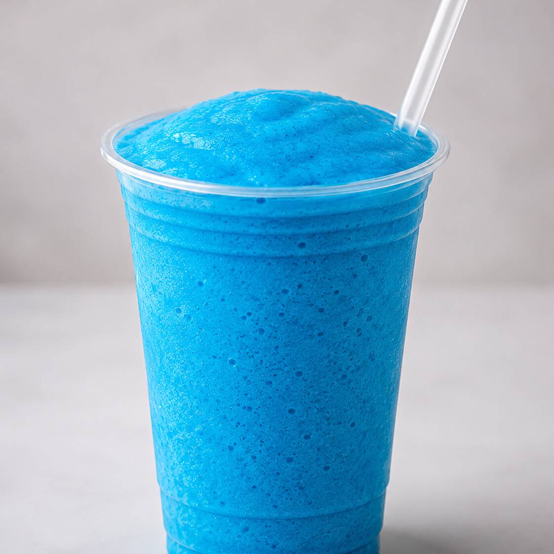 Refrescante, cremoso e com uma cor azul incrível! Nosso Milk Shake Blue Ice é preparado com sorvete batido até atingir uma textura super cremosa, resultando em uma bebida gelada, suave e irresistível. Perfeito para quem busca uma sobremesa diferente, deliciosa e cheia de sabor.