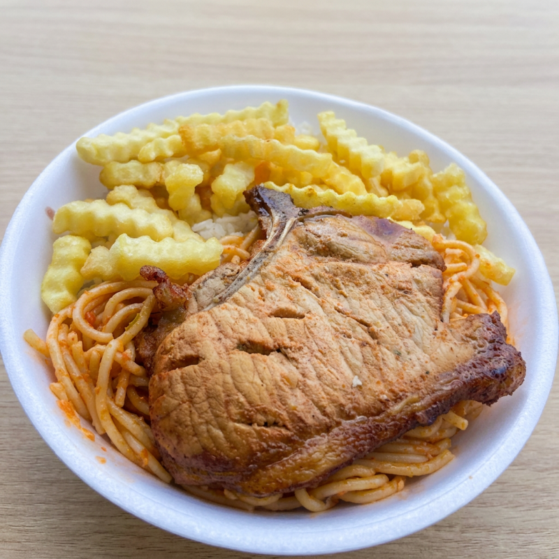 Arroz,Feijão,macarrão e farofa.