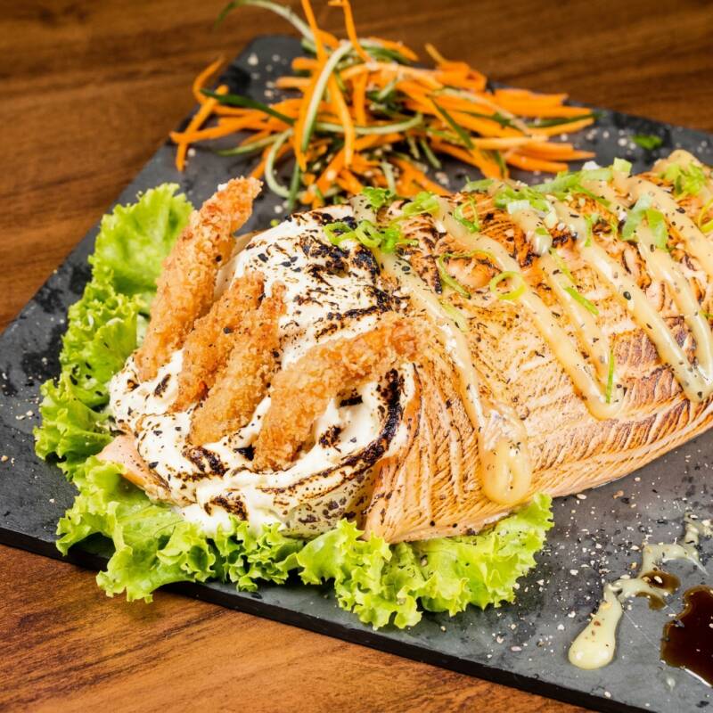 Temaki todo de salmão, recheado com arroz, pasta de salmão e camarão crocante.