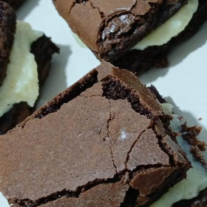 Brownie denso de chocolate recheado com uma deliciosa camada de creme de Leite Ninho.