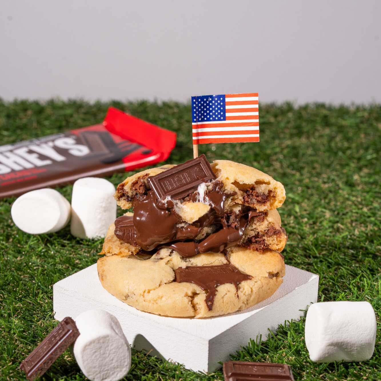 Cookie de baunilha com pedaços de chocolate meio amargo e marshmallows, recheado com trufa de chocolate meio amargo, finalizado com o Original chocolate Hershey’s.
Inspirado em um clássico americano, representa a essência dos Estados Unidos em forma de sobremesa.