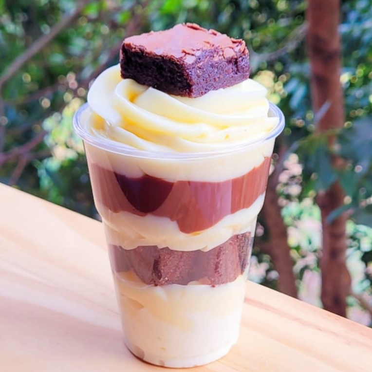 Copo da felicidade com creme de Ninho, brigadeiro cremoso de Ninho, pedaços de brownie e Nutella purinha. Combinação perfeita!!! Serve 1 pessoa