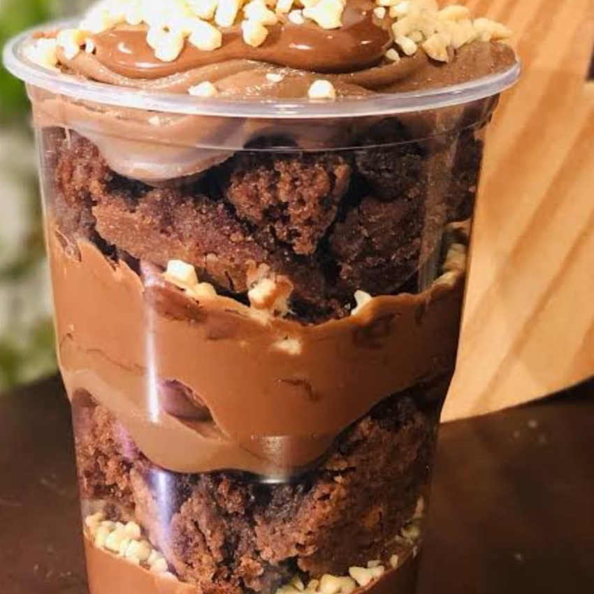 Recheio de Brawnie com brigadeiro goumet, com a finalização de um delicioso ferreiro.