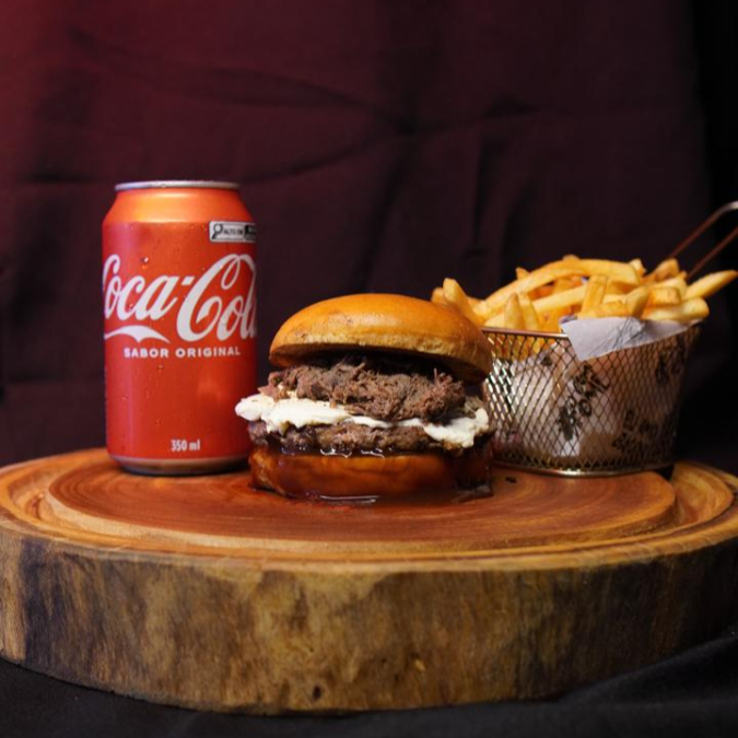 Delicioso hamburguer de 160g, creme cheese,costela,molho bbq num pão brioche amanteigado, batata frita e coca-cola de 350ml.