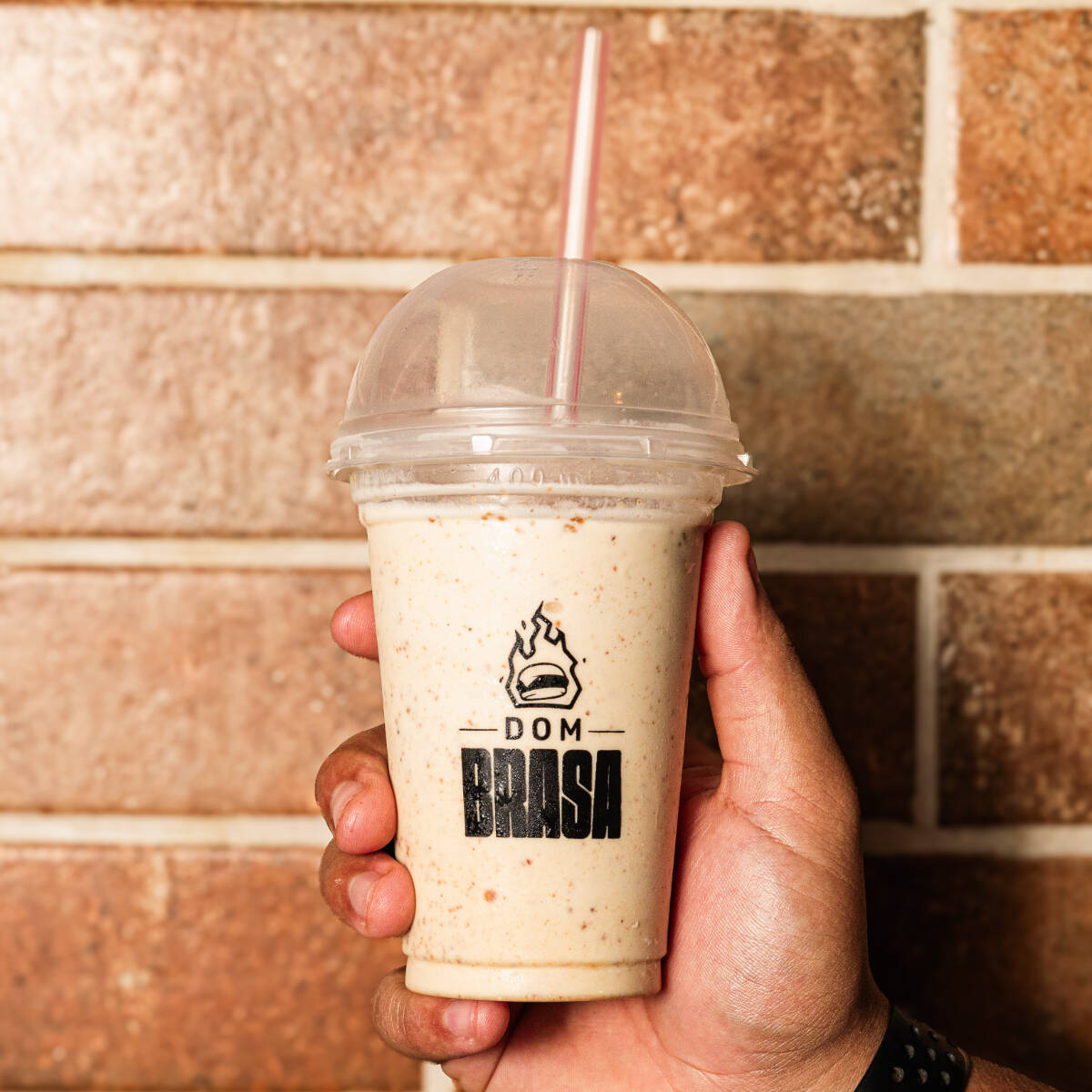 Desperte seus sentidos com nosso irresistível Milk Shake de Paçoca de 400ml!