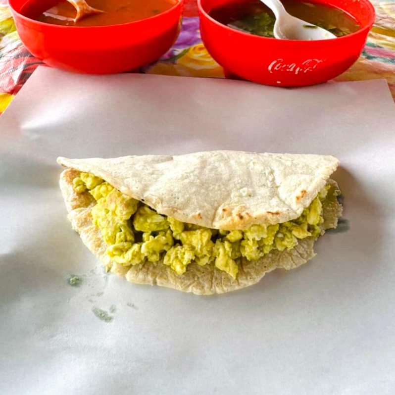 Taco de huevo en salsa verde