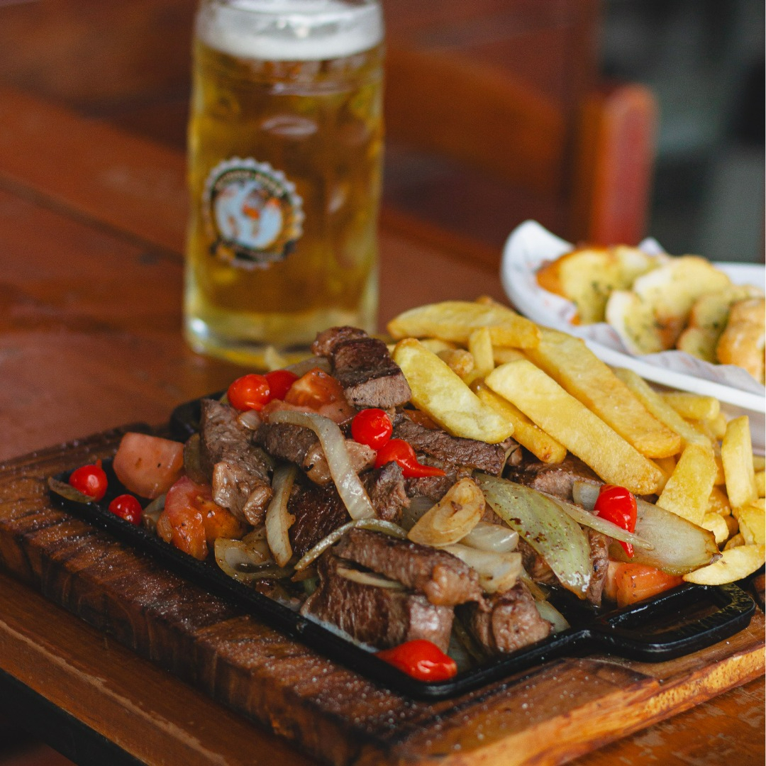 contra filé grelhado, tomate e cebola em cubos, acompanha batata frita.