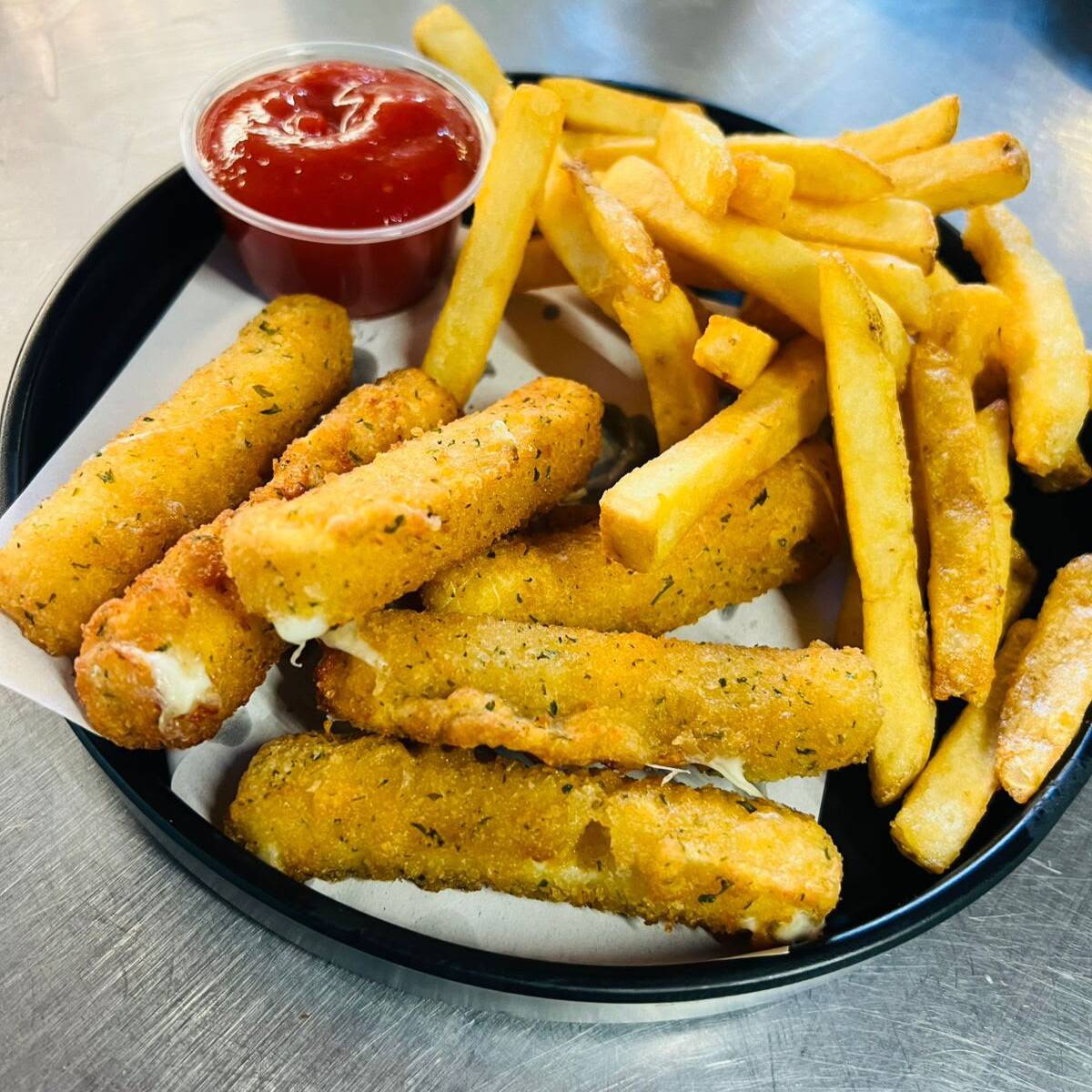 DEDOS DE QUESO CON PAPAS FRITAS