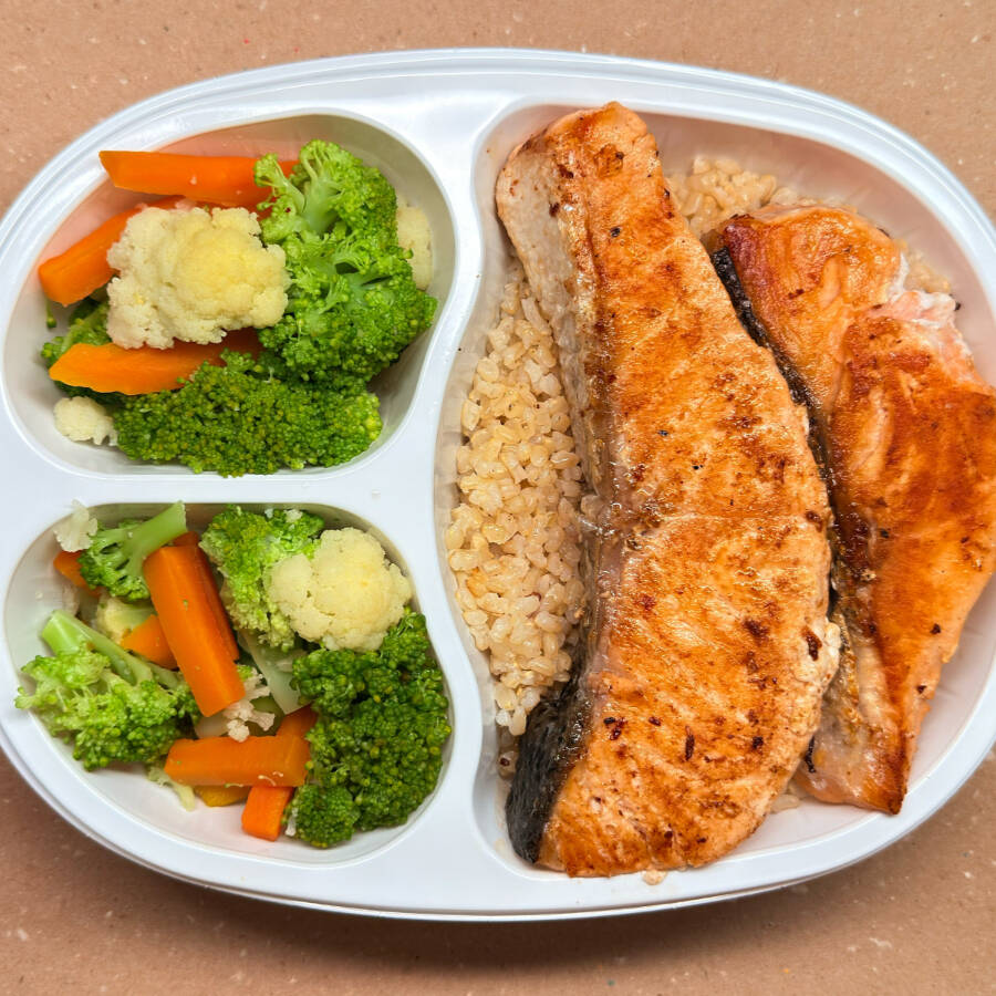 Arroz integral ou Batata doce, Seleta de legumes, 2x Filé de Salmão grelhado