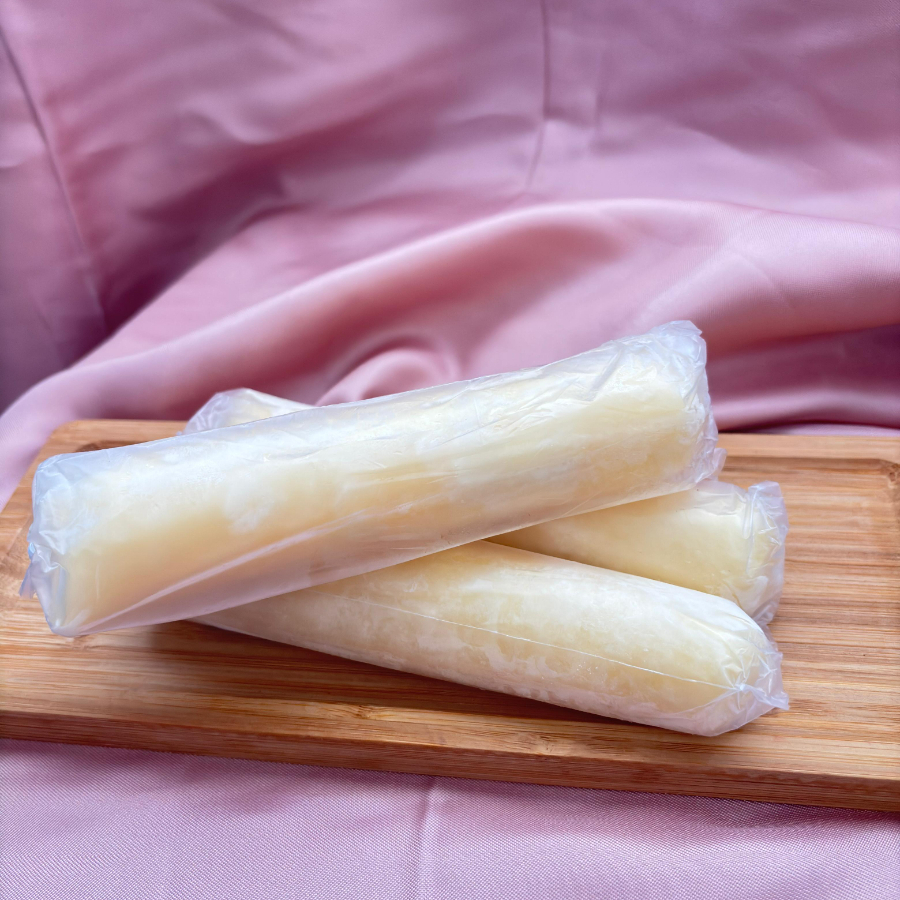 Cremosidade, doçura e pedacinhos de chocolate branco. Nosso sacolé gourmet de chocolate branco é perfeito para quem ama uma sobremesa gelada e refrescante