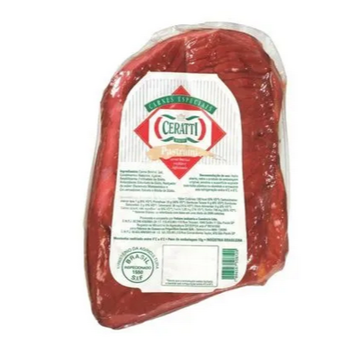 Sabor intenso e artesanal! Feito com carne bovina curada e defumada lentamente, nosso pastrami é macio, suculento e cheio de personalidade. Servido no pão fresco, ele combina aroma defumado, tempero equilibrado e aquele toque gourmet que transforma qualquer lanche em uma experiência única.