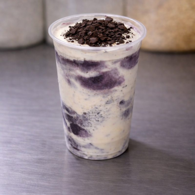 Açaí cremoso em um copo todo trufado com Creme de Ninho e muuitos pedaços crocantes de Oreo. Uma combinação deliciosa e marcante para os amantes de doces.