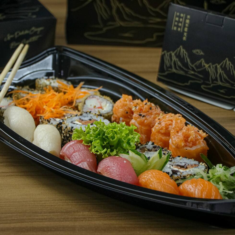 2 Niguiri De Salmão, 2 Niguiri Peixe Branco, 2 Niguiri Atum, 5 Uramaki De Salmão, 4 Joy Joy Salmão, 5 Carioca De Kani