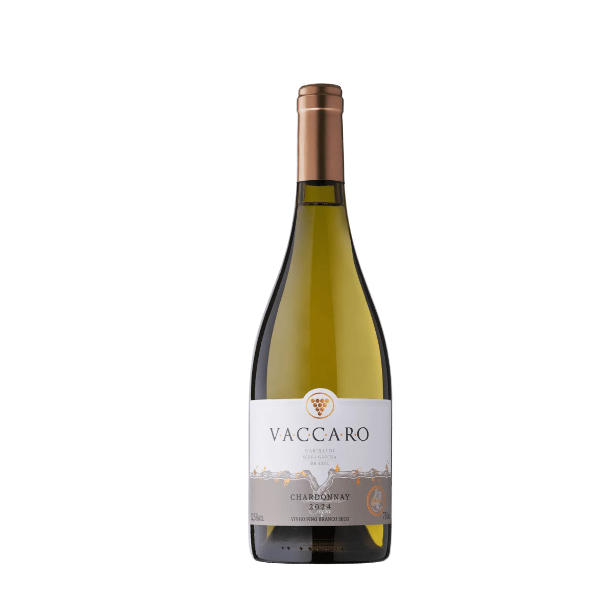 Vinho branco fino seco produzido em Garibaldi, Serra Gaúcha, elaborado com uvas Chardonnay cultivadas em vinhedos próprios. Apresenta excelente frescor, elegância e ótimo equilíbrio. Parte do vinho amadurece em carvalho francês, trazendo notas delicadas amanteigadas e maior complexidade aromática. No paladar é leve, refrescante e agradável, ideal para diversas ocasiões.