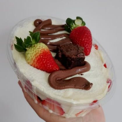 Deliciosa sobremesa de morango fresco, nutella e brigadeiro de ninho, com pedaços de brownie