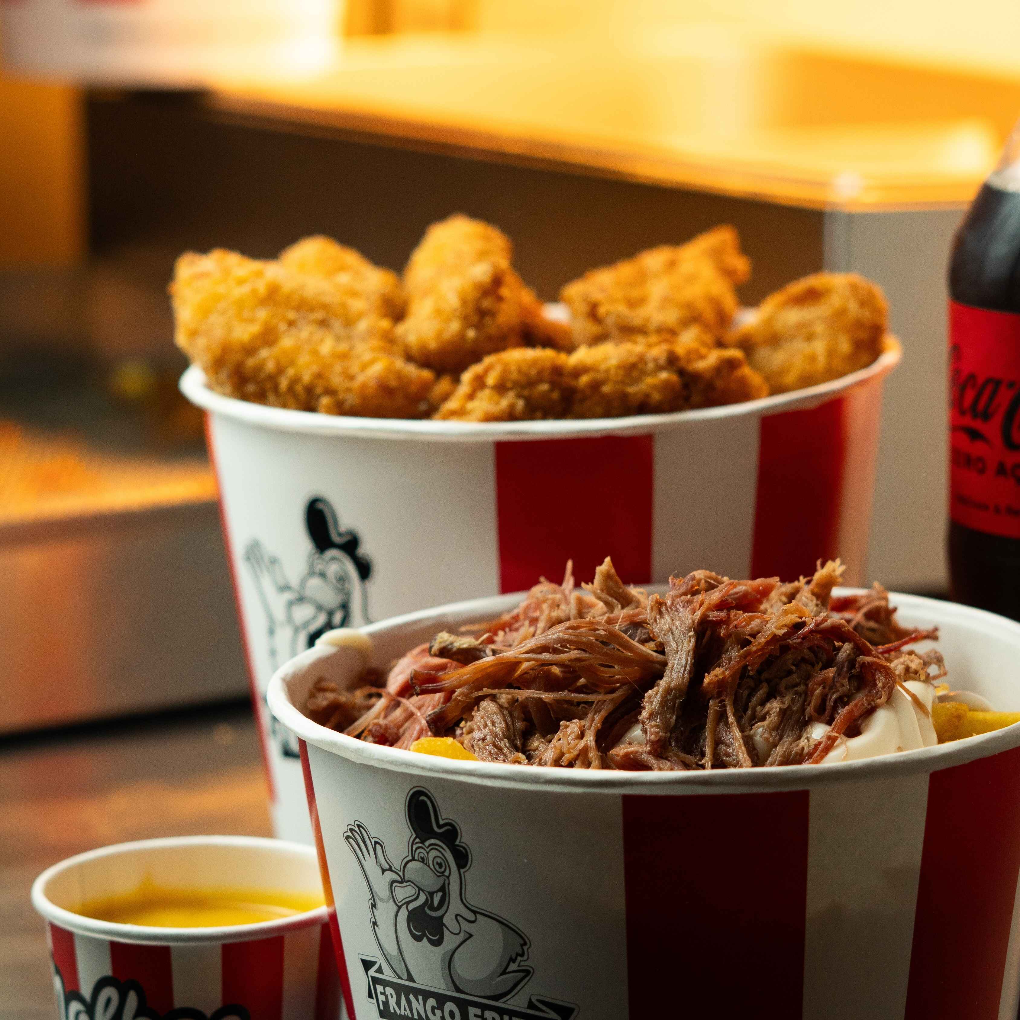 Balde de frango de 900g empanado na farinha Panko + Batata 400g C/Costela