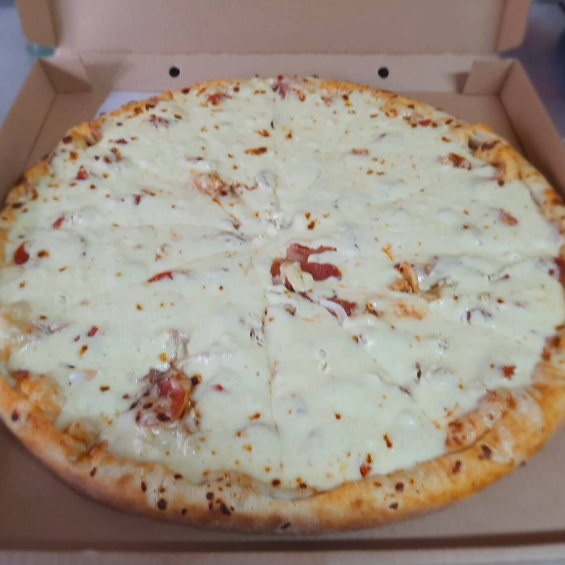 Pizza 10 Porciones 40cm + Borde+ Bebida1.5