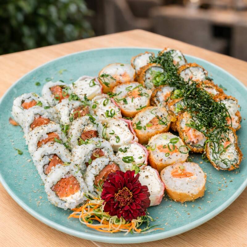 5 harumaki salmão, 10 uramaki salmão 5 kani e queijo, 10 carioca salmão