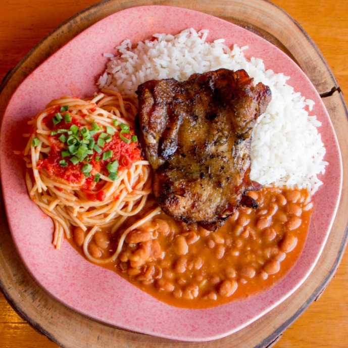 Sobrecoxa desossada c/ arroz, feijão e macarrão