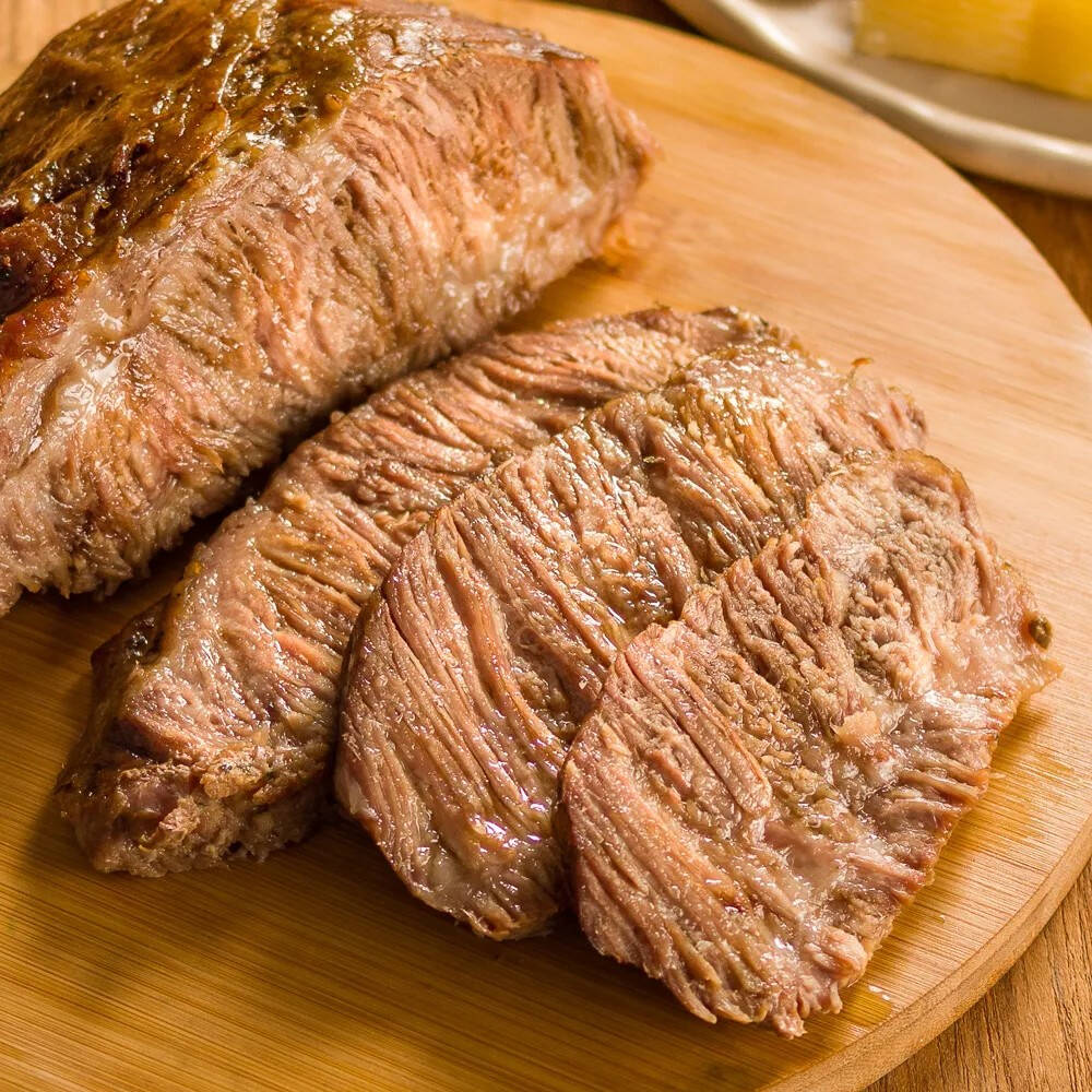 Cupim assado lentamente, até atingir o ponto perfeito: macio, suculento e com aquela crostinha dourada irresistível. Acompanha arroz soltinho, vinagrete fresco e farofa crocante. Uma refeição completa, com alma brasileira e sabor de verdade.