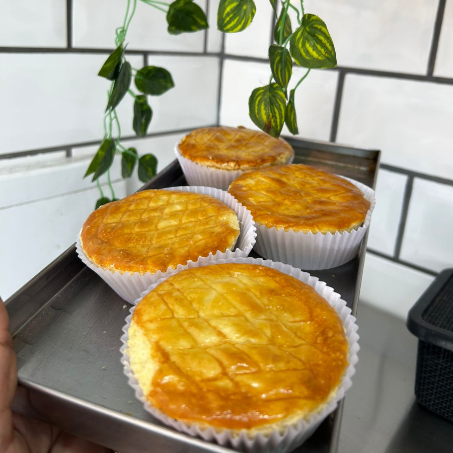 Massa amanteigada e leve, recheada com frango desfiado temperado e catupiry cremoso. Um clássico irresistível com textura suave e sabor marcante.