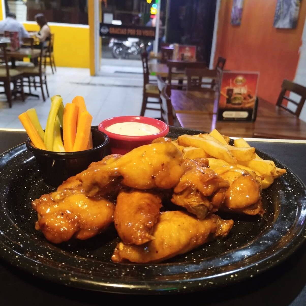 9 Piezas de Alitas con Papas Vegetales, Aderezo