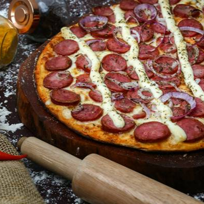 Molho de Tomate, queijo mussarela, calabresa fatiada, requeijão, cebola roxa e orégano.